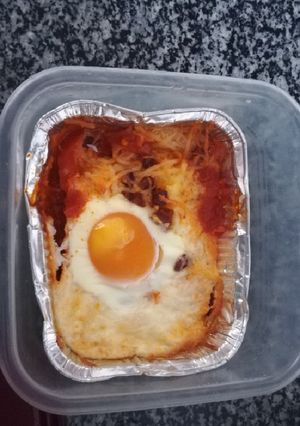 Una foto de Huevos al plato con chorizo y puré de papas