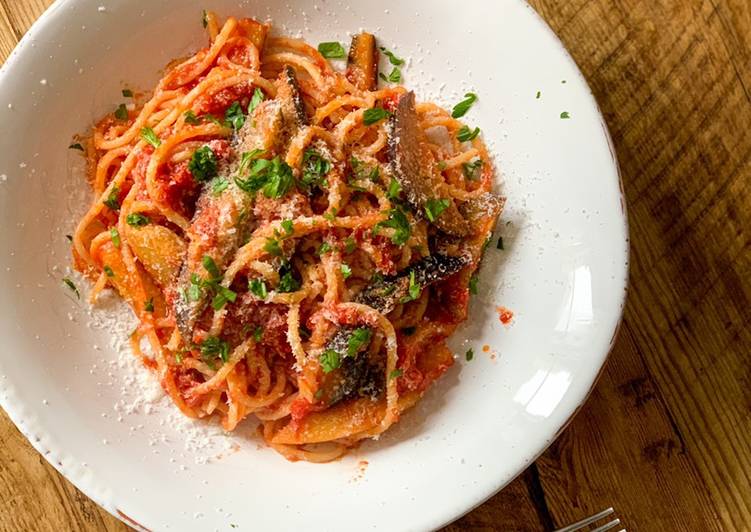 Aubergine tomato sauce pasta - or you call it eggplant?