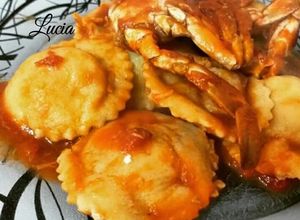 Foto di Ravioli freschi ripieni di patate e baccalà con sugo di granchio