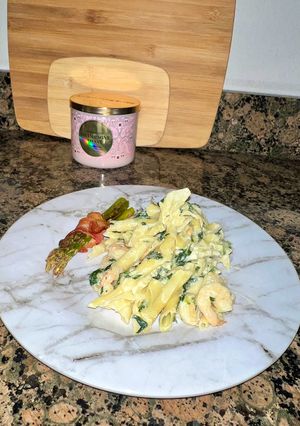 Una foto de Pasta cremosa con camarones y espinacas