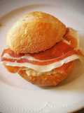 Montadito de pan con Tomate, Gorgonzola y Jamón ibérico