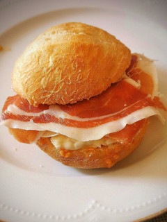 Una foto de Montadito de pan con Tomate, Gorgonzola y Jamón ibérico