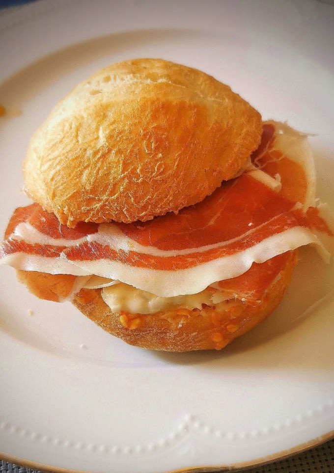 Una foto de Montadito de pan con Tomate, Gorgonzola y Jamón ibérico