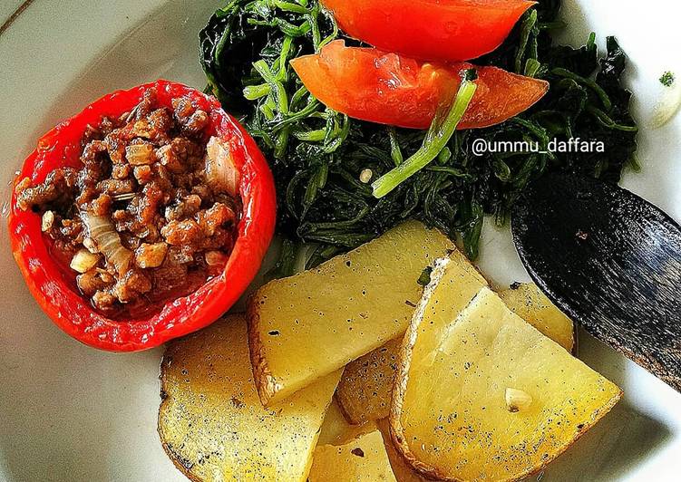 Grilled beef tomato with potato wedges