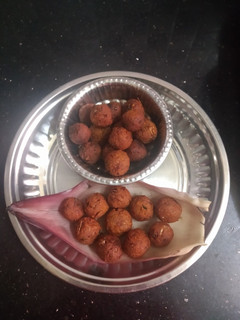 செட்டி நாடு ஸ்பெஷல், *வாழைப்பூ கோலா, உருண்டை*(valaipoo kola urundai recipe in tamil) செய்முறை முக்கிய புகைப்படம்