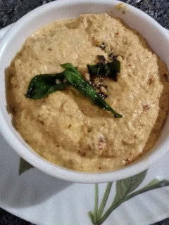 தேங்காய் பூண்டு காரச் சட்னி(coconut) (Thenkaai poondu kaara chutney recipe in tamil) செய்முறை முக்கிய புகைப்படம்