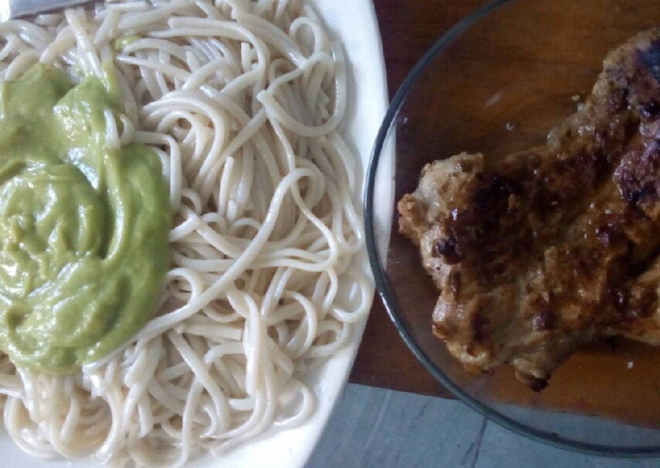 Spaghettis con salsa de aguacate