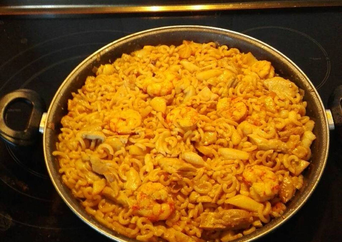 Fideuá de marisco y pollo