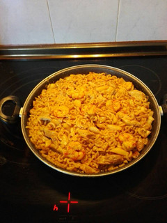 Una foto de Fideuá de marisco y pollo