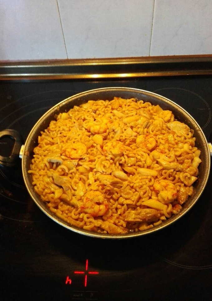 Una foto de Fideuá de marisco y pollo
