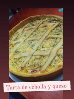 Una foto de Tarta de cebolla, queso y panceta