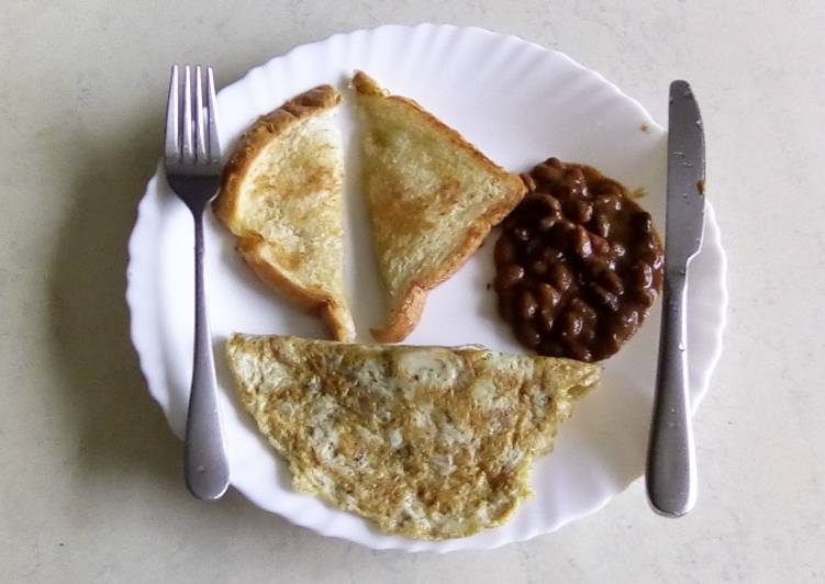 Red beans with toast and egg omelette