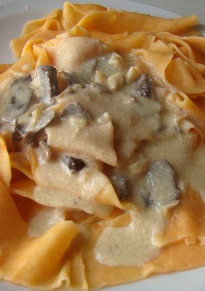 Una foto de Pappardelle de morrón caseros