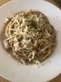 Espaguetis en salsa Alfredo con pollo