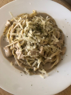 Una foto de Espaguetis en salsa Alfredo con pollo