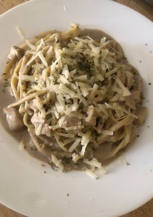 Una foto de Espaguetis en salsa Alfredo con pollo