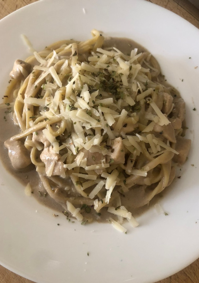 Una foto de Espaguetis en salsa Alfredo con pollo