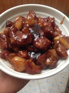 Hình của món Sườn rim chua ngọt.