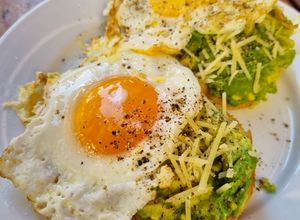 รูปของ Avocado Toast กับไข่ดาว (English Muffin) อาหารเช้าง่ายๆ