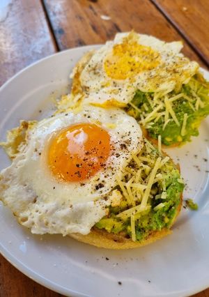 รูปของ Avocado Toast กับไข่ดาว (English Muffin) อาหารเช้าง่ายๆ