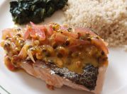 Una foto de salmón fileteado
