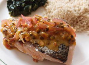 Una foto de Salmon con salsa de maracuyá