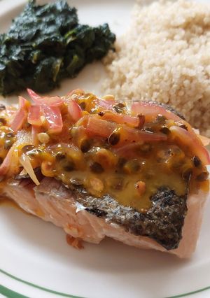 Una foto de Salmon con salsa de maracuyá