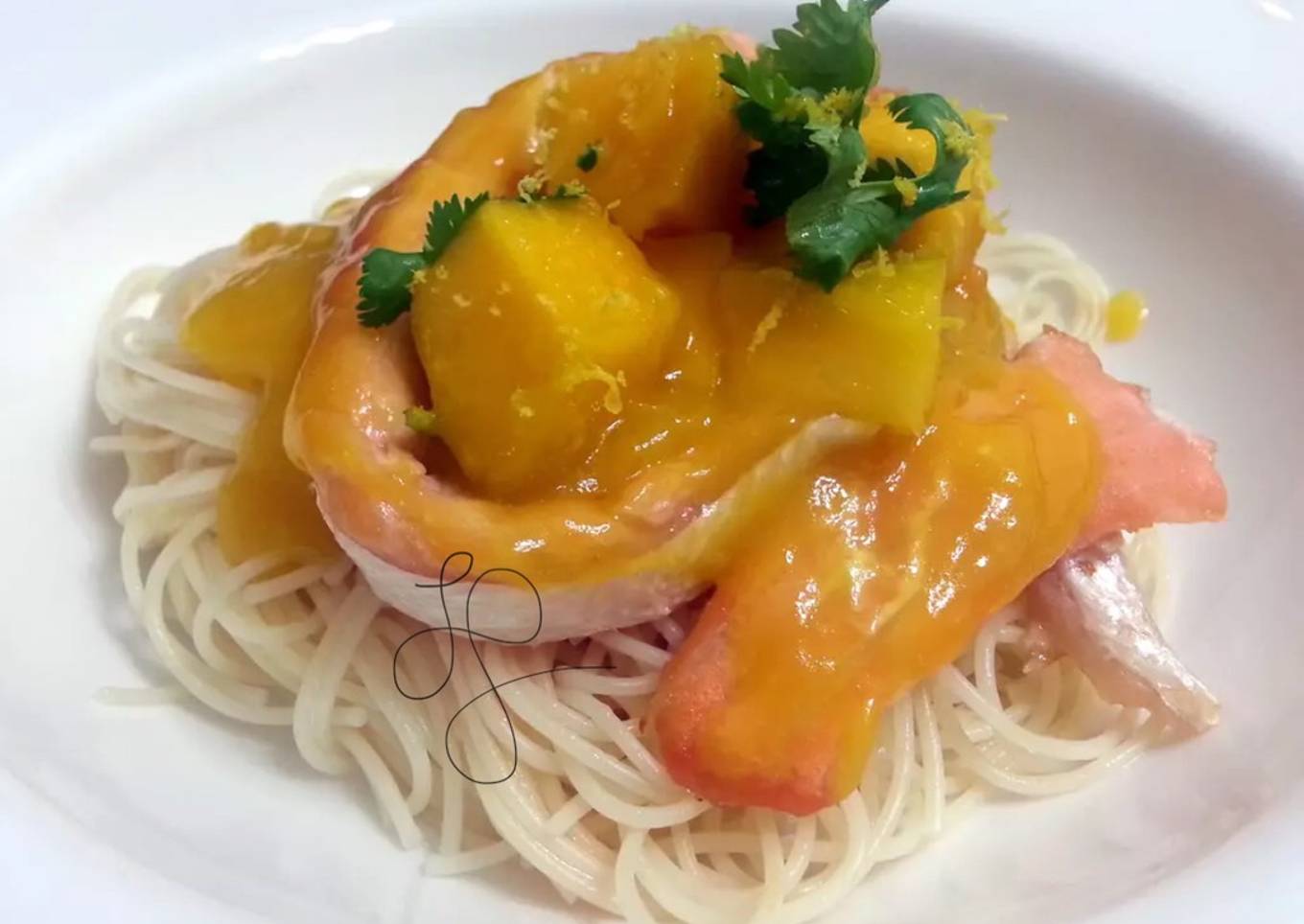 Spaghetti And Salmon In Mango Sauce