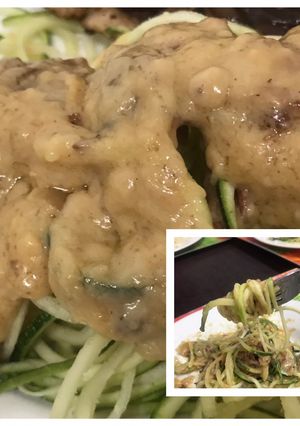 Una foto de Espaguetis de zucchini con bechamel y adición de cebolla y tocineta