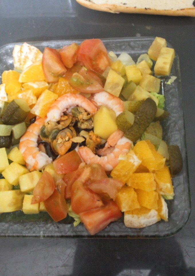 Una foto de Ensalada de gambas y mejillones