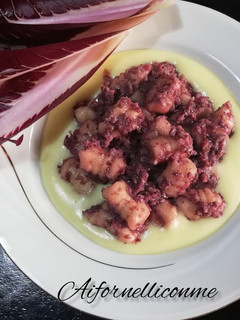 Foto di Gnocchetti sardi con radicchio e noci su crema di patate