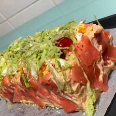 Una foto de Pastel de salmón con tomate cherry