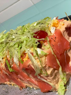 Una foto de Pastel de salmón con tomate cherry