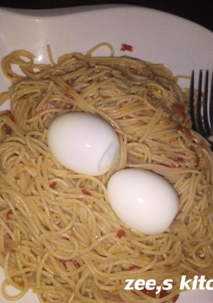A picture of Superghetti jellof with boiled egg.