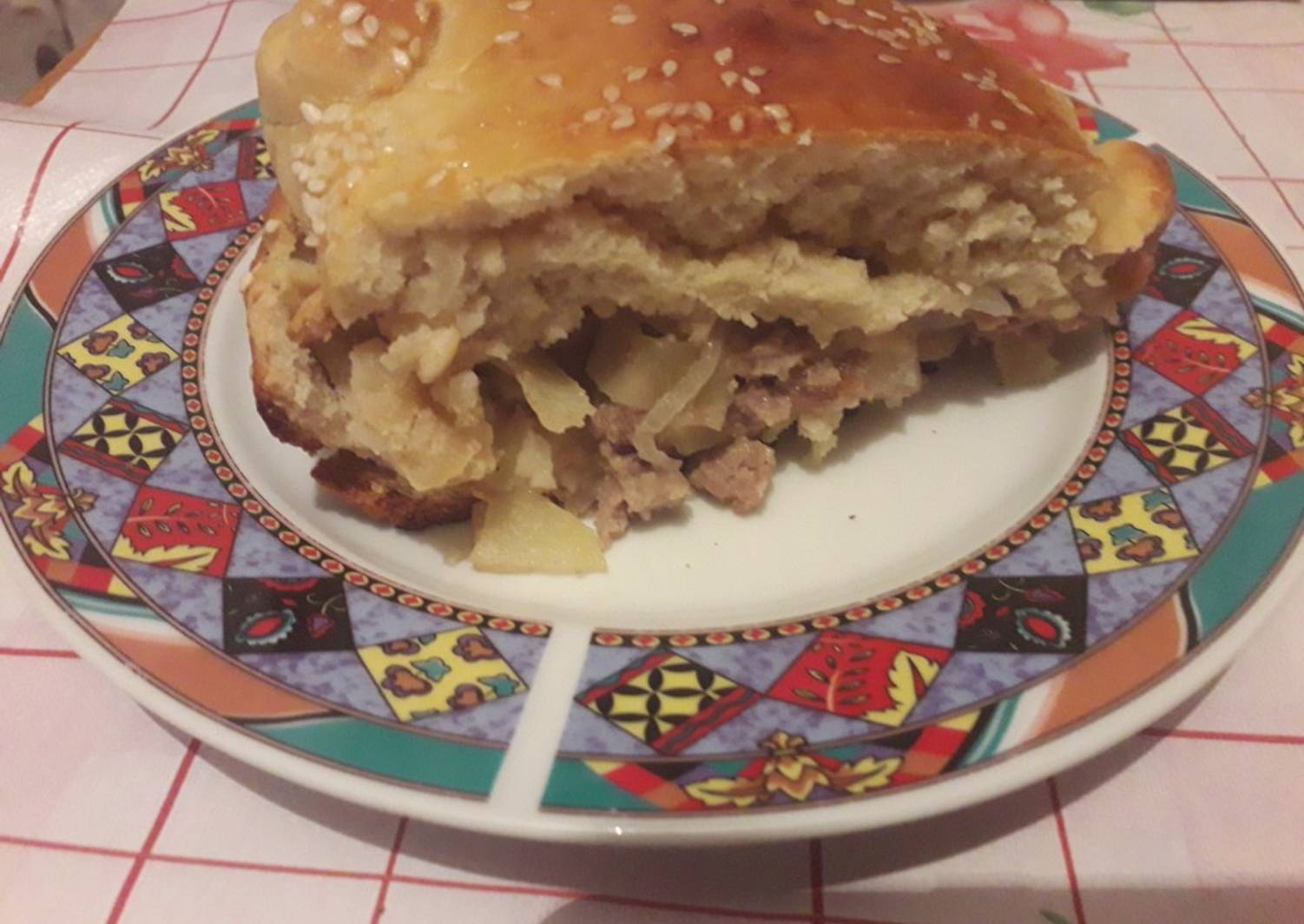 Мясной пирог из слоеного теста