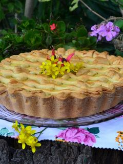 Una foto de Pasta frola de dulce de leche y crema pastelera🤓