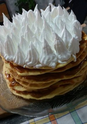 Una foto de Torta rogel o Torta alfajor