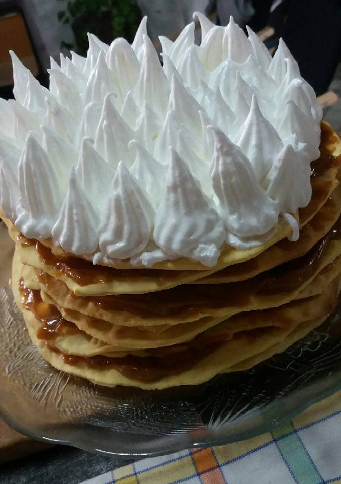 Una foto de Torta rogel o Torta alfajor