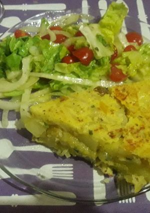 Una foto de Súper tortilla de papas con ensalada