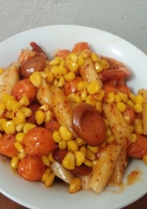 Hình của món Tokboki - món ăn vặt hấp dẫn.
