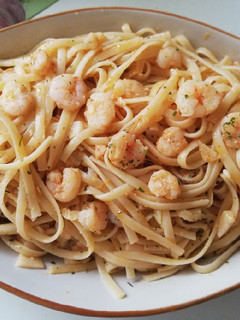 Una foto de Tallarines con gambitas, pimentón y ajos 🍝🦐