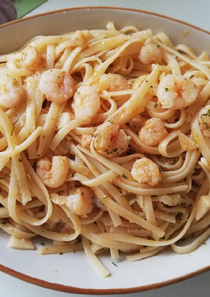 Una foto de Tallarines con gambitas, pimentón y ajos 🍝🦐
