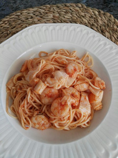 Una foto de Espaguetis con gambas y surimi al ajillo