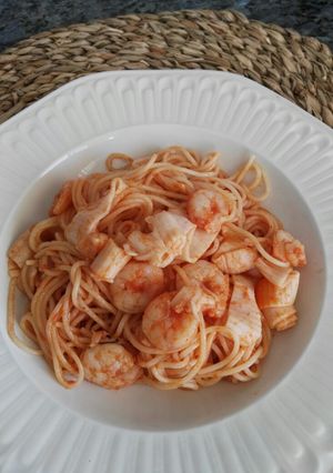 Foto principal de Espaguetis con gambas y surimi al ajillo