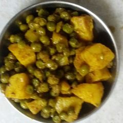 A picture of Aloo matar.