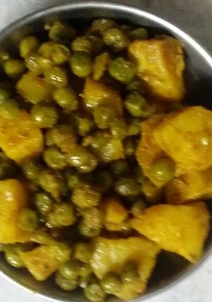 A picture of Aloo matar.