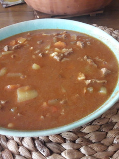 Una foto de Gulyás - clásica sopa húngara - comida húngara en castellano
