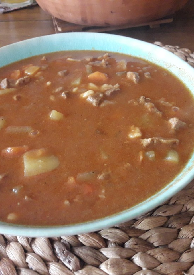 Una foto de Gulyás - clásica sopa húngara - comida húngara en castellano