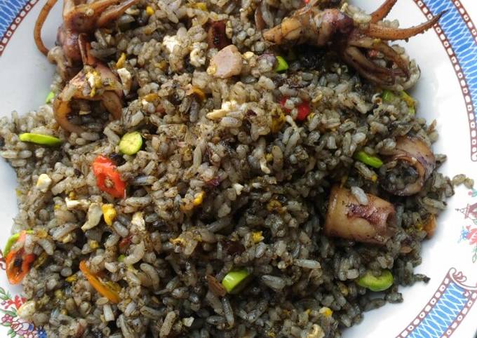 Wajib coba! Resep bikin Nasi goreng cumi hitam maknyus dijamin enak