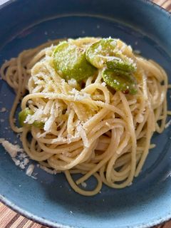 Una foto de Pasta con Calabacín (Pasta alla Norma) 🥒🧀